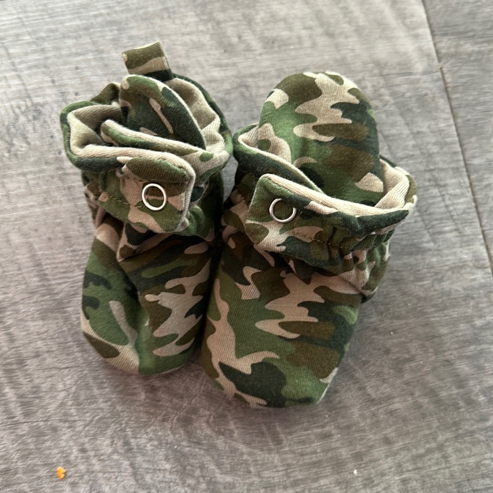 Robeez baby slippers 0-3 months